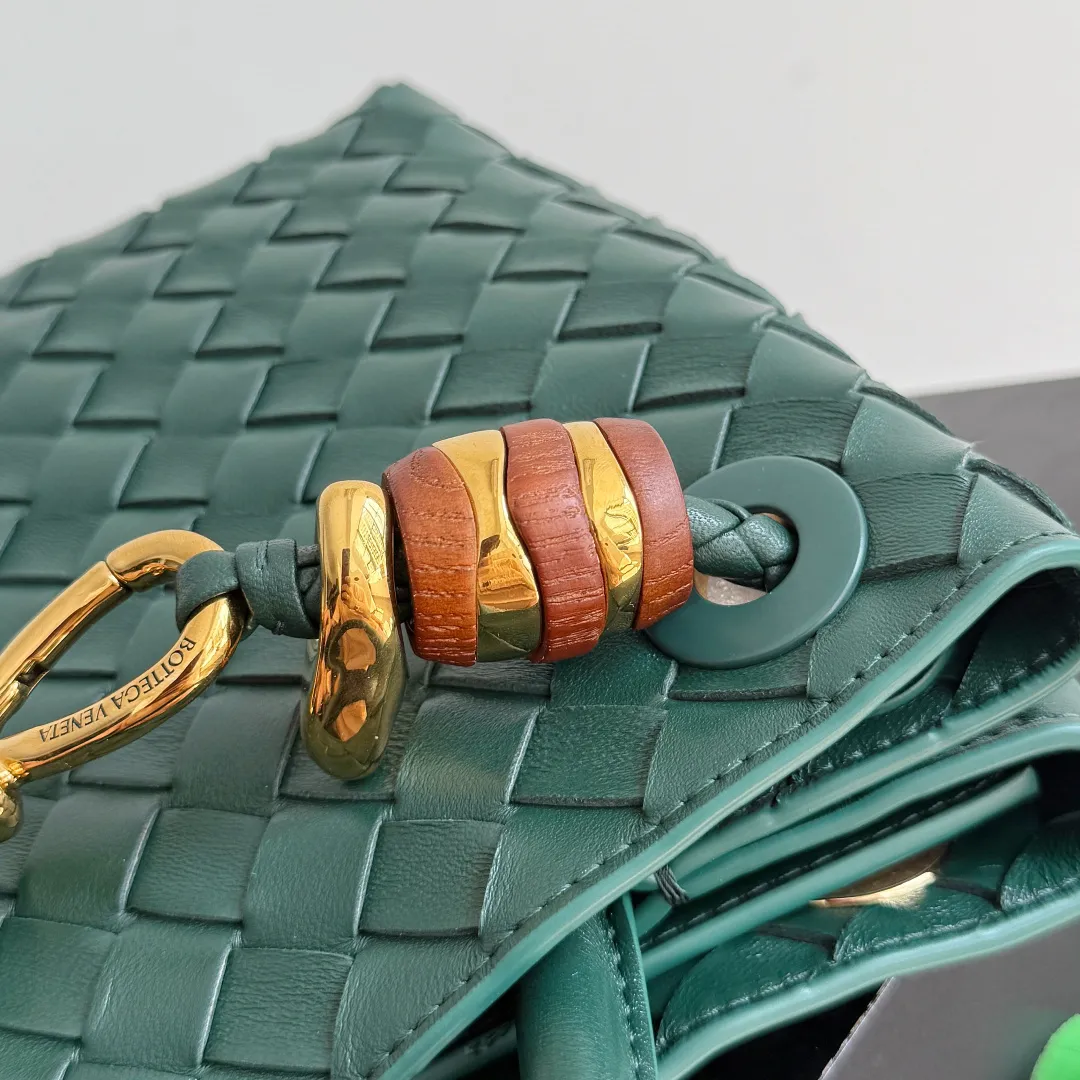 The new Andiamo batch of 3060 BV is shipped‼ ️The classic intercciato weaving process is used to create a soft bag, the metal knot is made of micro-cast aluminum using jewelry technology🪢, and the decorative beads are made of metal and hand-polished oak, allowing you to jump repeatedly between elegance and fun💃, making it unpredictable. Classic and versatile, it shows off your temperament, and the bag has a large capacity, making it very convenient for daily commuting! It has a variety of carrying methods, the shoulder straps can be adjusted by yourself, the original lambskin feels soft and delicate, and the unisex style breaks gender boundaries and brings a more practical and long-lasting use experience. The Andiamo, which has both elegant and casual styles, perfectly interprets the "fashionable old money style". Style No.: 743568+Wood Hardware Color: Emerald Size: 25*22*10.5cm
